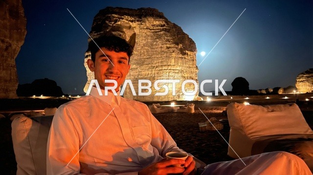 رجل سعودي عند جبل الفيل في العلا ليلاً
