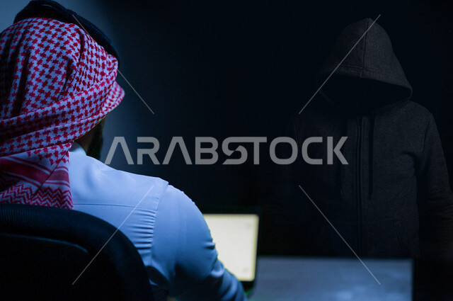رجل أعمال عربي خليجي سعودي يقوم بالتواصل مع متسلل ( هكر )  يعمل في مجال الإختراق الأمني ، حماية الحاسوب المحمول من الهجمات الالكترونية ، الحفاظ على البيانات الشخصية و الدخول الامن ، مفهوم أمن تكنولوجيا المعلومات 