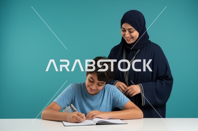 أم عربية تساعد ابنها في الدراسة بخلفية فيروزية