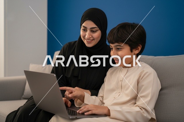 عائلة إماراتية تستخدم الكمبيوتر المحمول في المنزل