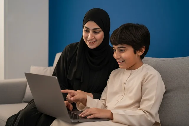 عائلة إماراتية تستخدم الكمبيوتر المحمول في المنزل عائلة إماراتية تستخدم الكمبيوتر المحمول في المنزل