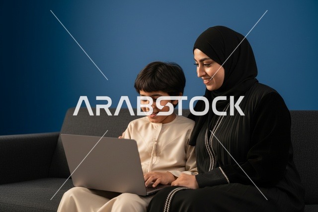 أم إماراتية وابنها يستخدمان الحاسوب المحمول