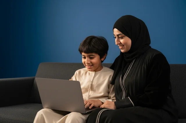 أم إماراتية وابنها يستخدمان الحاسوب المحمول