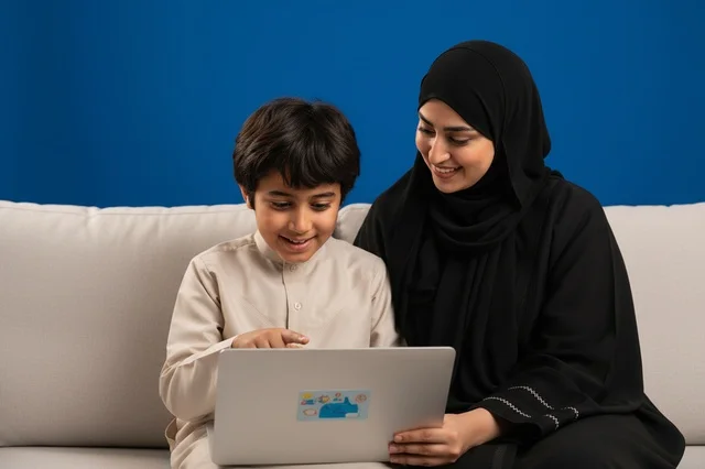 أم إماراتية وابنها يستخدمان الحاسوب المحمول