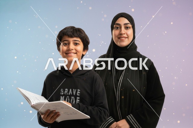 صورة استوديو لأم عربية مع ابنها يحمل دفتر مدرسي