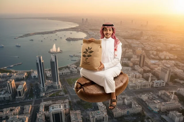رجل سعودي على حبة قهوة عملاقة فوق المدينة