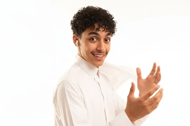 شاب سعودي بالثوب الأبيض وسماعات لاسلكية في الاستوديو