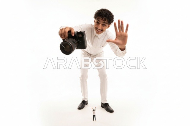 مصور عربي يحمل كاميرا على خلفية بيضاء
