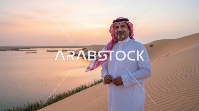 رجل سعودي عند بحيرة الأصفر وقت الغروب