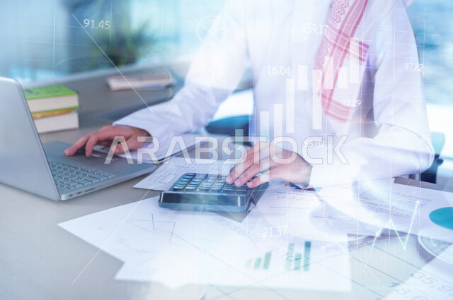 موظف أنظمة بنكية و قواعد بيانات عربي سعودي خليجي يستخدم الآلة الحاسبة و جهاز الحاسوب لتصنيف و تسجيل المعلومات المالية مدموجة بخلفية لعملات نقدية و رسومات بيانية لصعود و هبوط البورصة المالية ، وظيفة المحاسبة في البنوك