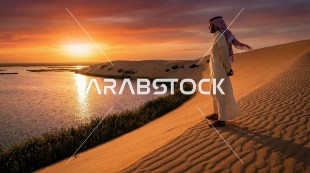 رجل سعودي على الكثبان الرملية وقت الغروب