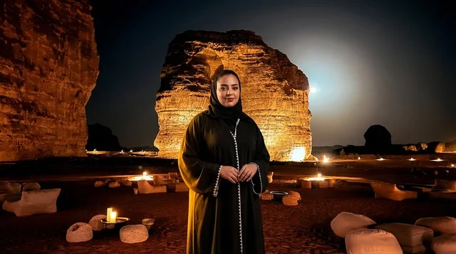 امرأة سعودية في صحراء العلا ليلاً