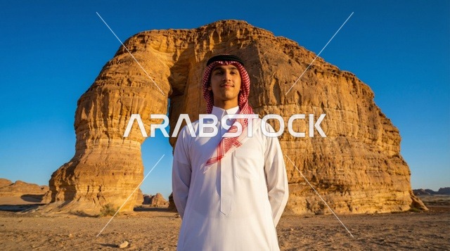 رجل سعودي عند جبل الفيل في العلا