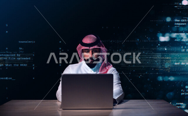 رجل عربي  خليجي سعودي يعمل حماية الحاسوب المحمول من الهجمات الالكترونية ، خلفية للغات البرمجة بتقنية الهولوجرام ، مطور ويب يعمل على تطوير و بناء المواقع والتطبيقات الالكترونية ، حماية الحاسوب و أمن تكنولوجيا المعلومات