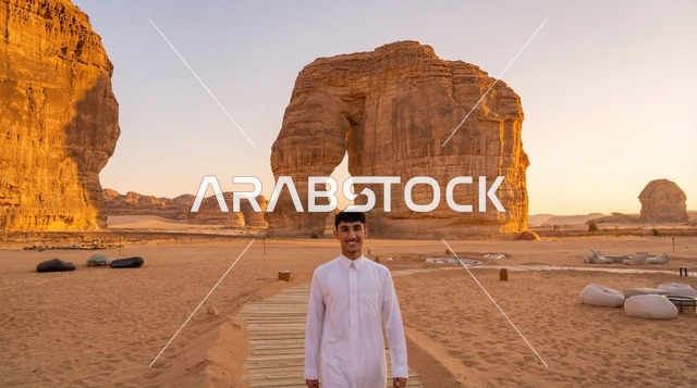 رجل سعودي عند صخرة الفيل في العلا وقت الغروب