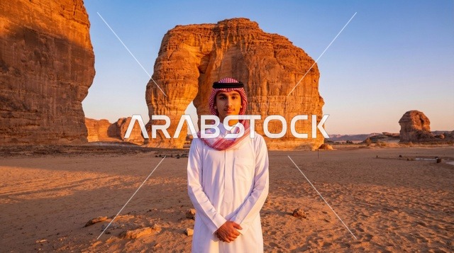 رجل سعودي عند صخرة الفيل في العلا وقت الغروب