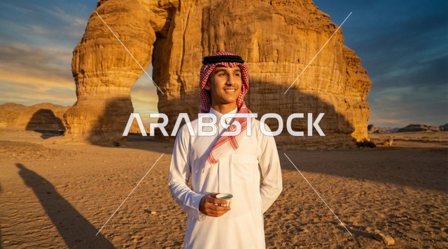 رجل سعودي عند جبل الفيل في العلا وقت الغروب