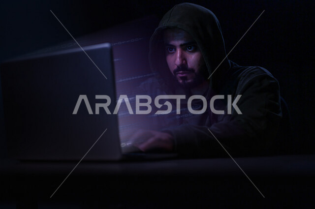 شاب عربي خليجي سعودي ( هكر ) يعمل في مجال الاختراق الأمني ، القدرة على إختراق حماية الأجهزة الالكترونية ، استخدم جهاز الحاسوب لأغراض غير قانونية ، الجرائم الإلكترونية