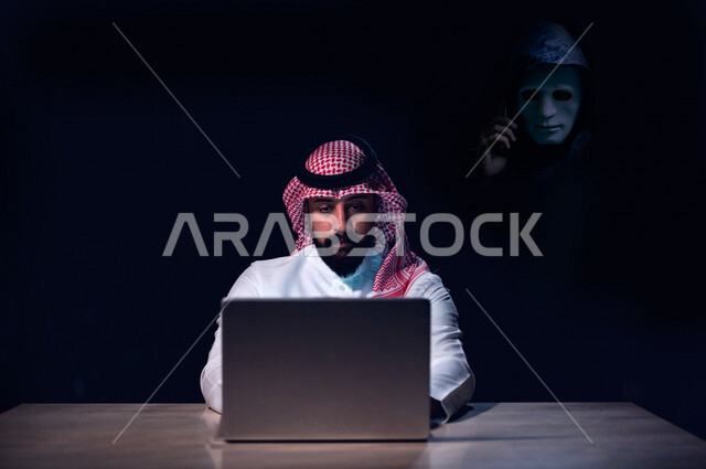 رجل أعمال عربي خليجي سعودي يعمل في مجال الإختراق الأمني ، حماية الحاسوب المحمول من الهجمات الالكترونية ، الحفاظ على البيانات الشخصية و الدخول الامن ، مفهوم أمن تكنولوجيا المعلومات 