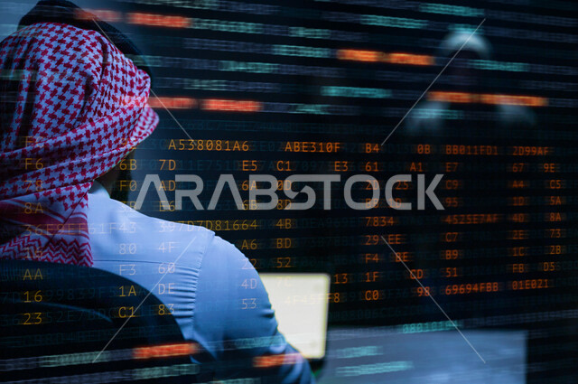 صورة من الخلف لرجل عربي خليجي سعودي  يجلس على جهاز الحاسوب أمام لوحة الكترونية خاصة بالبورصة المالية ،  متابعة سوق العملات الرقمية ، مراقبة صعود و نزول البورصة المالية ، الاستثمار و التداول في البورصة ، الاقتصاد والنمو المالي 