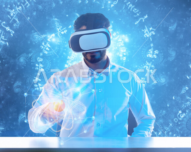 رجل عربي خليجي سعودي يرتدي نظارة الواقع الإفتراضي ثلاثية الأبعاد ، يضغط بأصبعه تجاه نقاط توصيل على شبكة هولوجرامية مدموجة برموز رقمية خوارزمية الكترونية  بالواقع الإفتراضي ، محاكاة العالم الافتراضي 