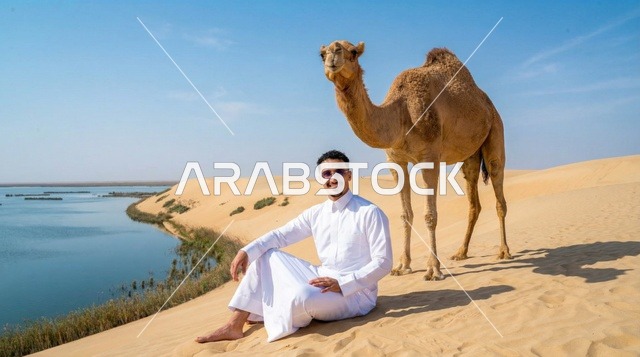 رجل سعودي مع جمل على الكثبان الرملية الصحراوية