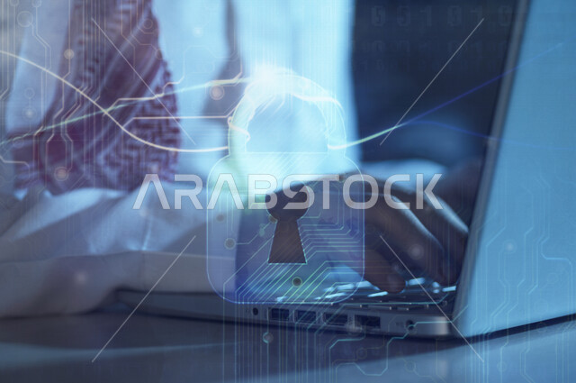 صورة مقربة ليد رجل عربي خليجي سعودي يستخدم الحاسوب المحمول ، أيقونة قفل الأمان مضيئة بتقنية الهولوجرام ثلاثية الأبعاد ، الحماية و الأمان ، الحفاظ على البيانات الشخصية للمستخدمين الدخول الامن، مفهوم أمن تكنولوجيا المعلومات