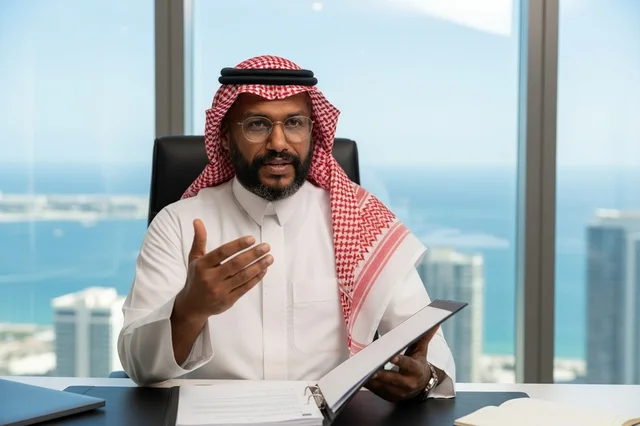 رجل أعمال سعودي بالزي التقليدي في المكتب