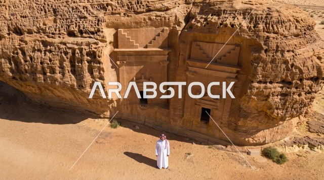 رجل سعودي أمام مقابر الحجر في العلا