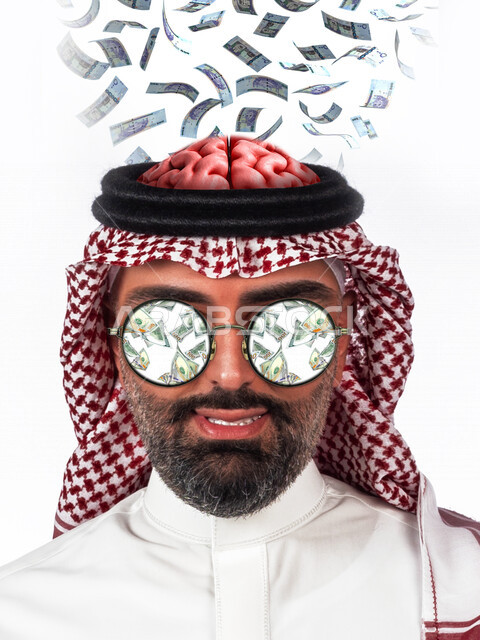 صورة مقربة لرجل أعمال عربي سعودي خليجي ناجح يلبس النظارة الشمسية , تساقط الأوراق النقدية , الغنى والثراء , العبقرية والذكاء في الربح المالي , النمو والأرباح المالية , مفهوم الاستثمار الناجح ,  الإسراف وهدر الأموال . 