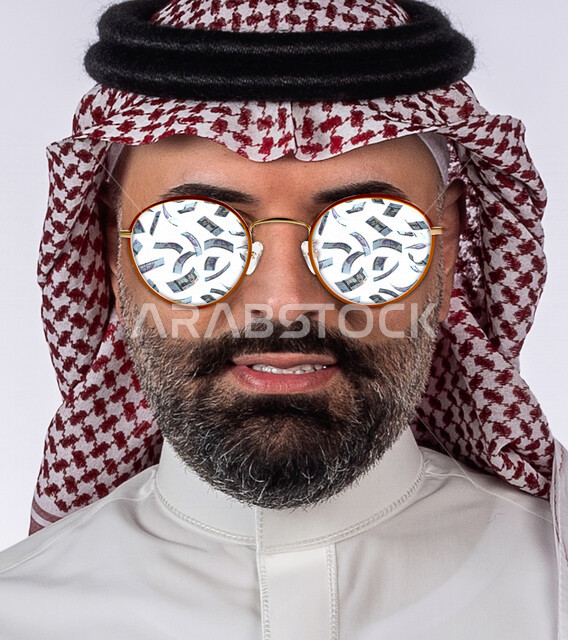 صورة مقربة لرجل أعمال عربي سعودي خليجي ناجح يلبس النظارة الشمسية , تساقط الأوراق النقدية , الغنى والثراء , النمو والأرباح المالية , مفهوم الاستثمار الناجح ,  الإسراف وهدر الأموال . 