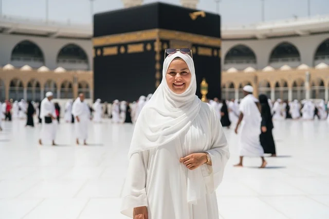 امرأة عربية أمام الكعبة في مكة المكرمة