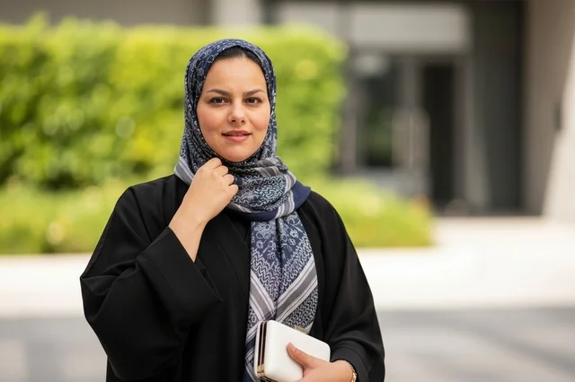 امرأة إماراتية بعباءة سوداء وحجاب منقوش في الخارج امرأة إماراتية بعباءة سوداء وحجاب منقوش في الخارج