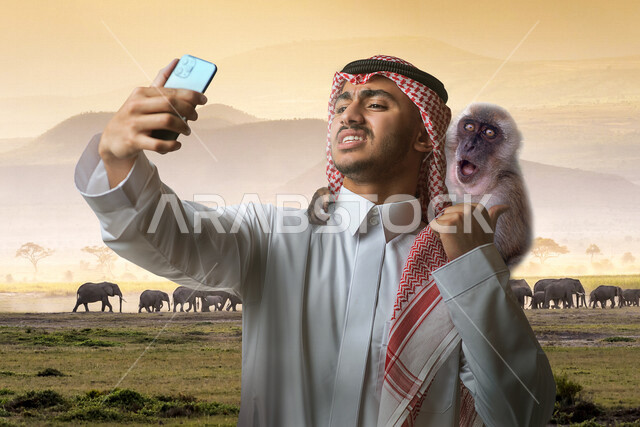 صورة لسائح عربي خليجي سعودي يقوم بالتقاط صورة تذكارية من خلال الهاتف المحمول في سفاري الرياض ، كاميرا امامية، استكشاف الحياة البرية  , فعاليات موسم الرياض , رحلة الى محميات طبيعية ,أنشطة ترفيهية سياحية , قضاء أوقات ممتعة في الإجازة الصيفية .