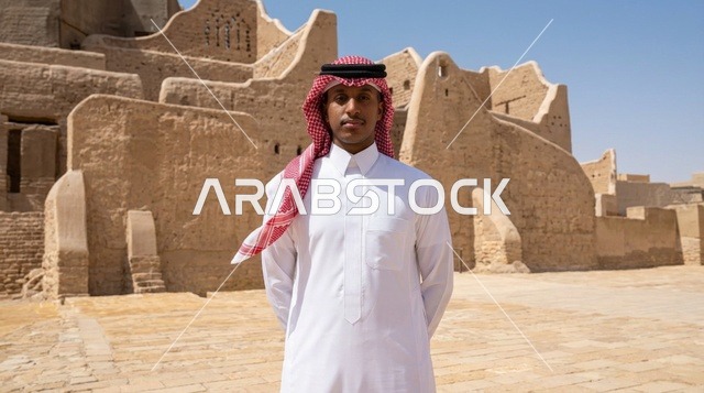 رجل سعودي في منطقة الدرعية التاريخية بالسعودية
