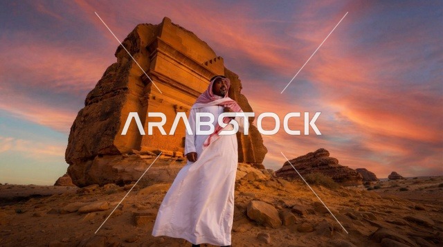رجل سعودي في موقع الحجر الأثري بالعلا وقت الغروب