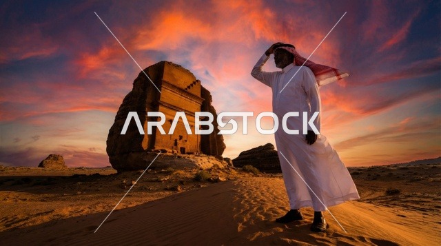 رجل سعودي في الحجر بالعلا وقت الغروب
