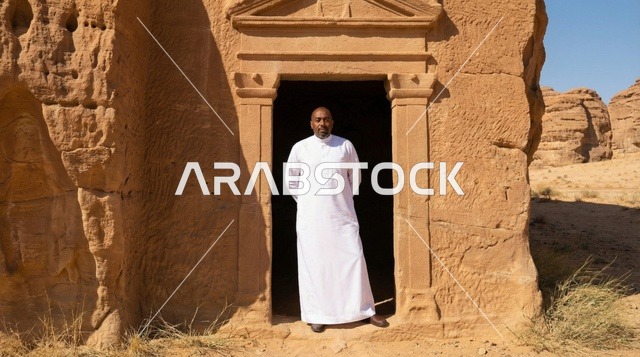 رجل سعودي بالثوب الأبيض في الحجر بمدينة العلا