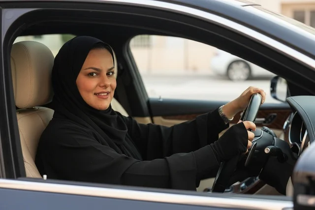 امرأة سعودية بالعباءة تقود سيارة حديثة