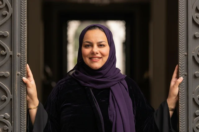 امرأة شرق أوسطية بعباءة سوداء وحجاب بنفسجي
