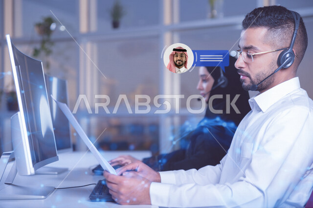 زملاء عمل عربيان سعوديان خليجيان يعملان في خدمة العملاء داخل الشركة , التواصل مع العملاء لحل المشكلات وتعديل البيانات , ادارة الأعمال عن بعد , الدعم الفني , استخدام التقنية الحديثة في العمل , الإستعلام والإستفسار . 