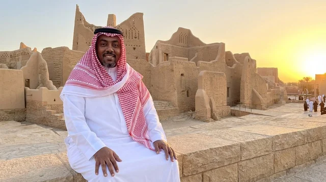 رجل سعودي في حي الطريف التاريخي بالدرعية وقت الغروب