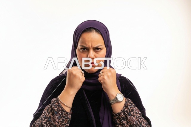 امرأة عربية غاضبة ترفع قبضتيها في استوديو