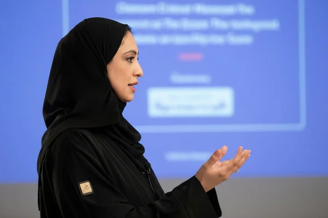 سيدة أعمال إماراتية تتحدث في مؤتمر مهني