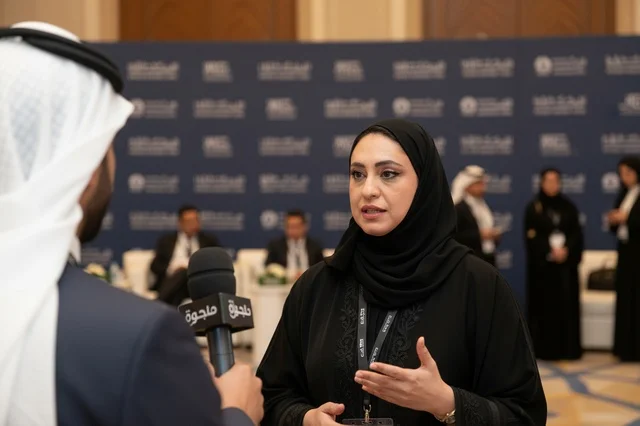 مقابلة سيدة أعمال إماراتية في مؤتمر مؤسسي