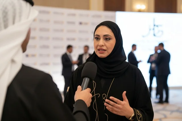 سيدة أعمال إماراتية بالعباءة في مقابلة صحفية