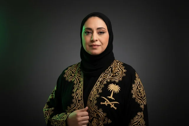 امرأة سعودية بعباية تقليدية مطرزة بشعار المملكة