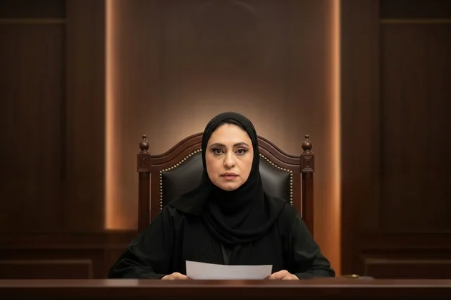 قاضية إماراتية في قاعة المحكمة مع وثائق قانونية