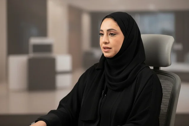 سيدة أعمال إماراتية بالعباءة السوداء في المكتب سيدة أعمال إماراتية بالعباءة السوداء في المكتب