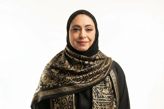 امرأة سعودية بالعباءة التقليدية وشال بالخط العربي امرأة سعودية بالعباءة التقليدية وشال بالخط العربي
